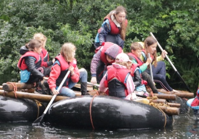 Kinderen spelen op vlot